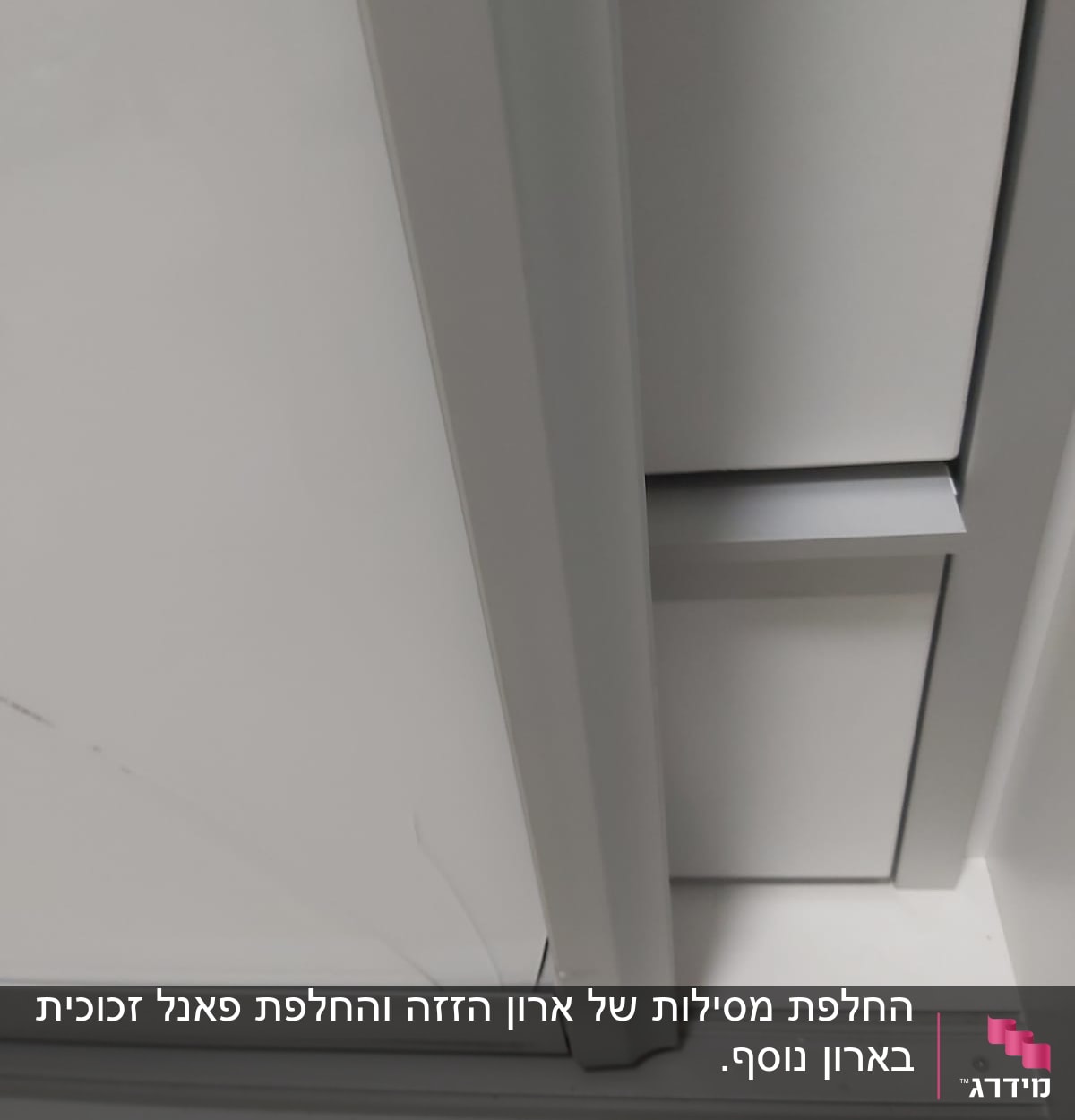 מסגרת מתכת של דלת או חלון עם מסילה